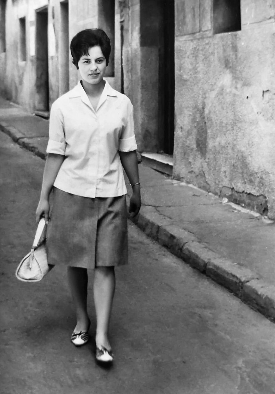 Pilar Romero paseando en su juventud